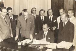 Imagem Augusto Gomes assinando os documentos para o convênio com uma empresa responsável pelo fornecimento de energia elétrica em 1950.   do álbum Fotos Antigas da Cidade